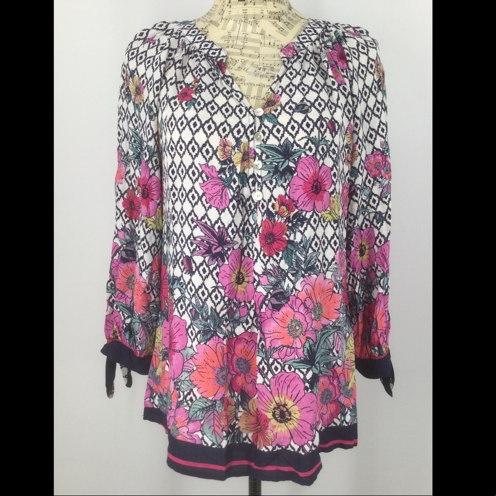 Fig and flowers Small Black & White floral blouse
